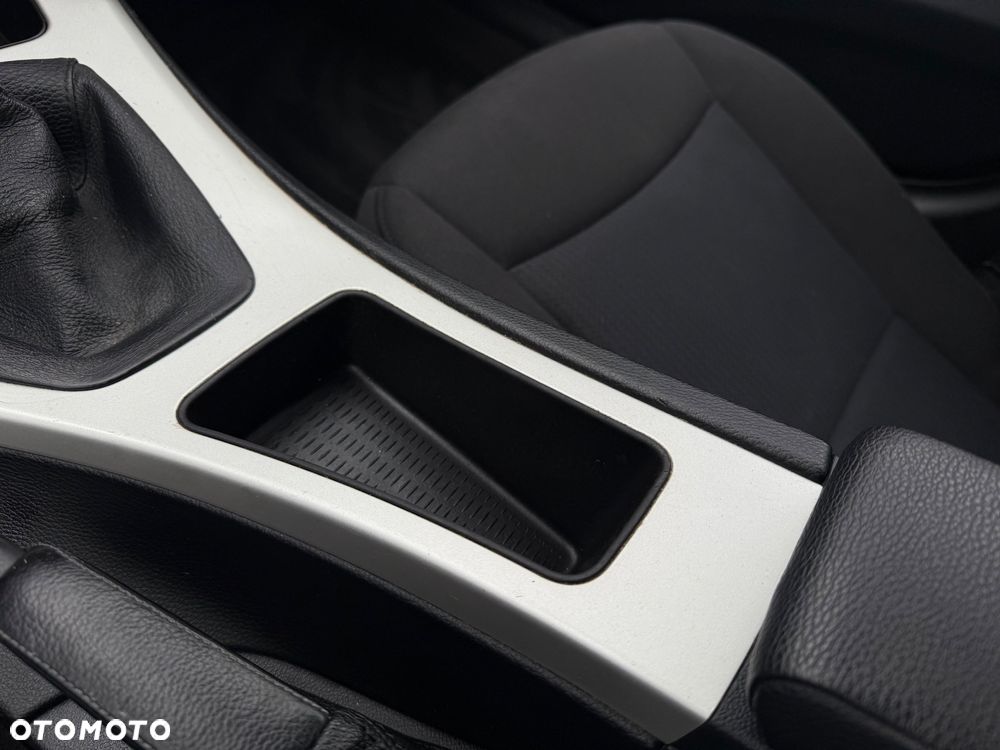 BMW Seria 3 318d Advantage - 26