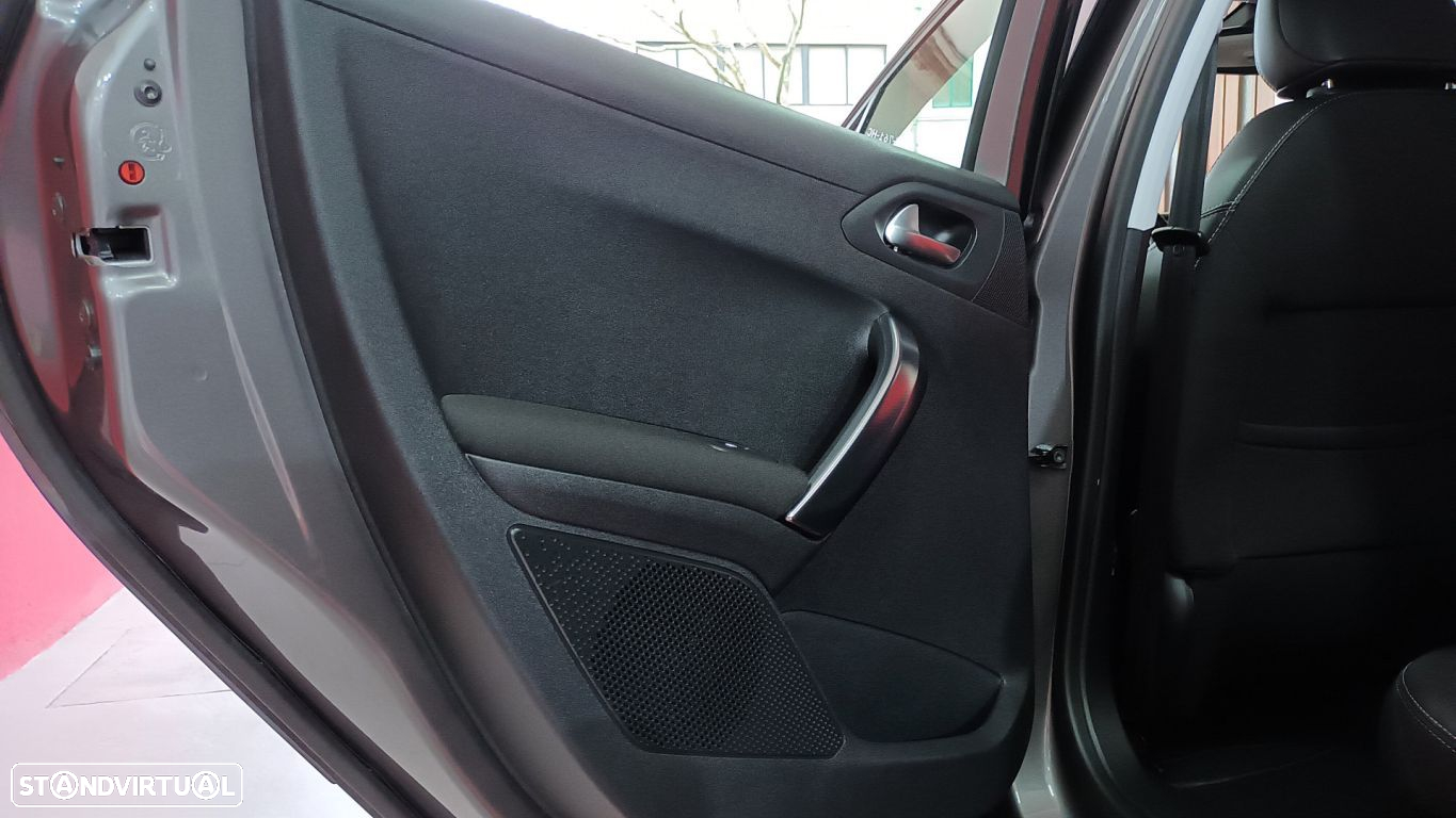 Peugeot 2008 1.2 PureTech Allure - 48