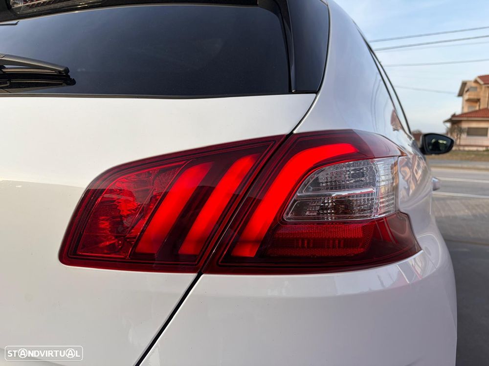 Peugeot 308 1.2 PureTech Allure J17 - 16