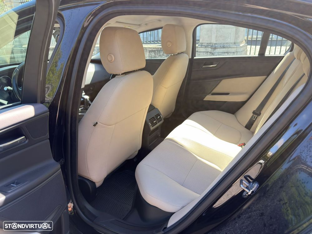 Jaguar XE 2.0 D Prestige - 9