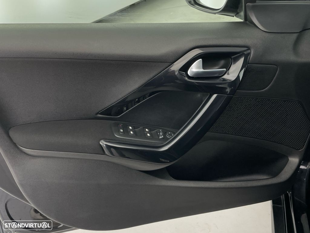 Peugeot 2008 1.2 PureTech Signature - 18
