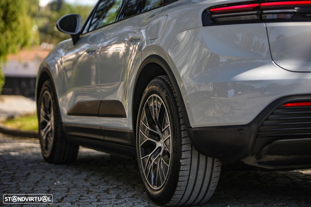 Porsche Macan Electric 4 - 7