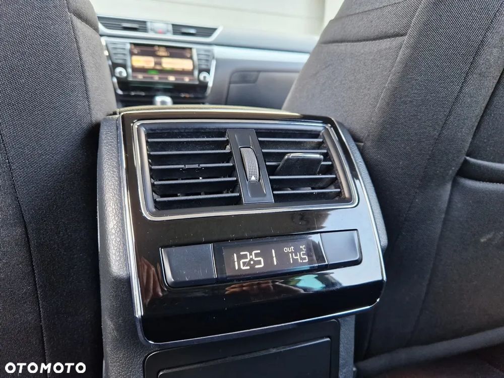 Skoda Superb Combi 2.0 TDI DSG SportLine - 37