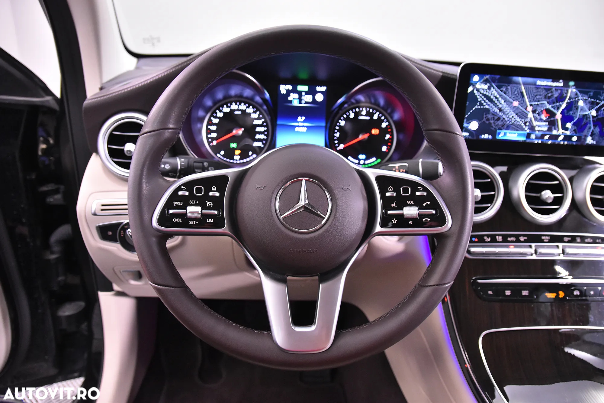 Mercedes-Benz GLC 300 e 4Matic 9G-TRONIC AMG Line - 16