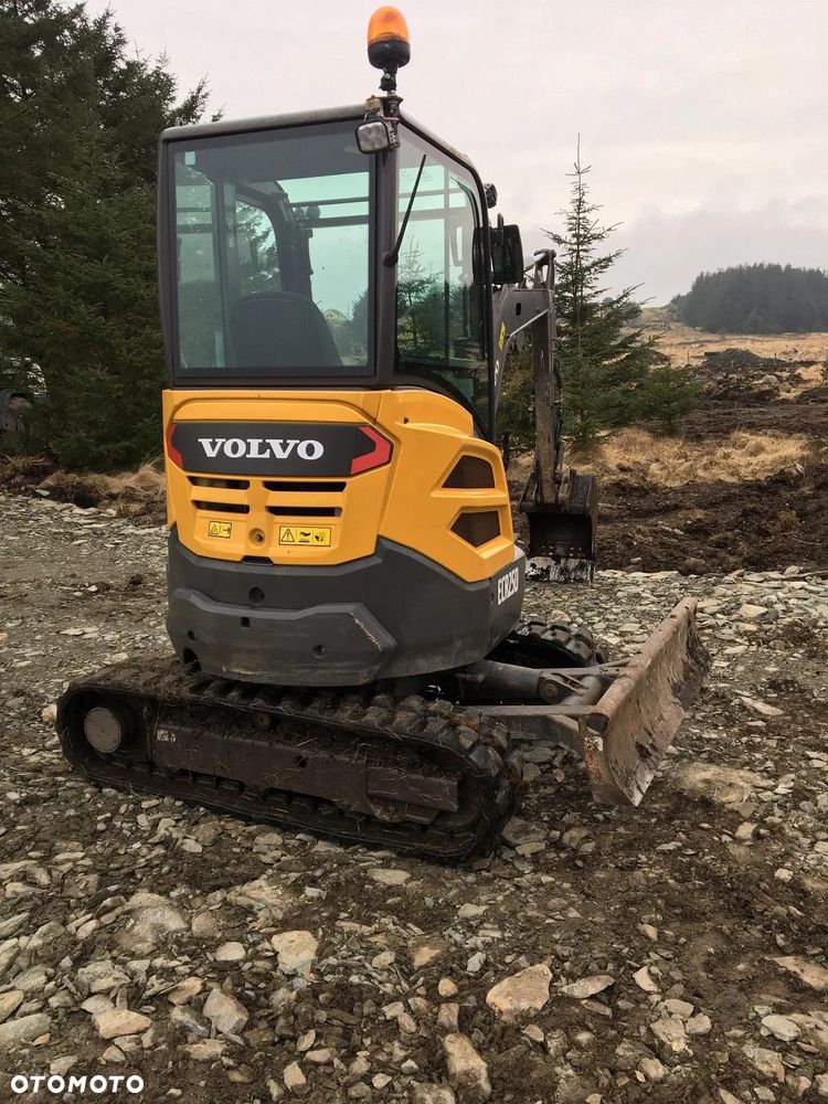Volvo ECR25D rok 2014 w zestawie 4 lyzki i mlotek + przyczepa - 8