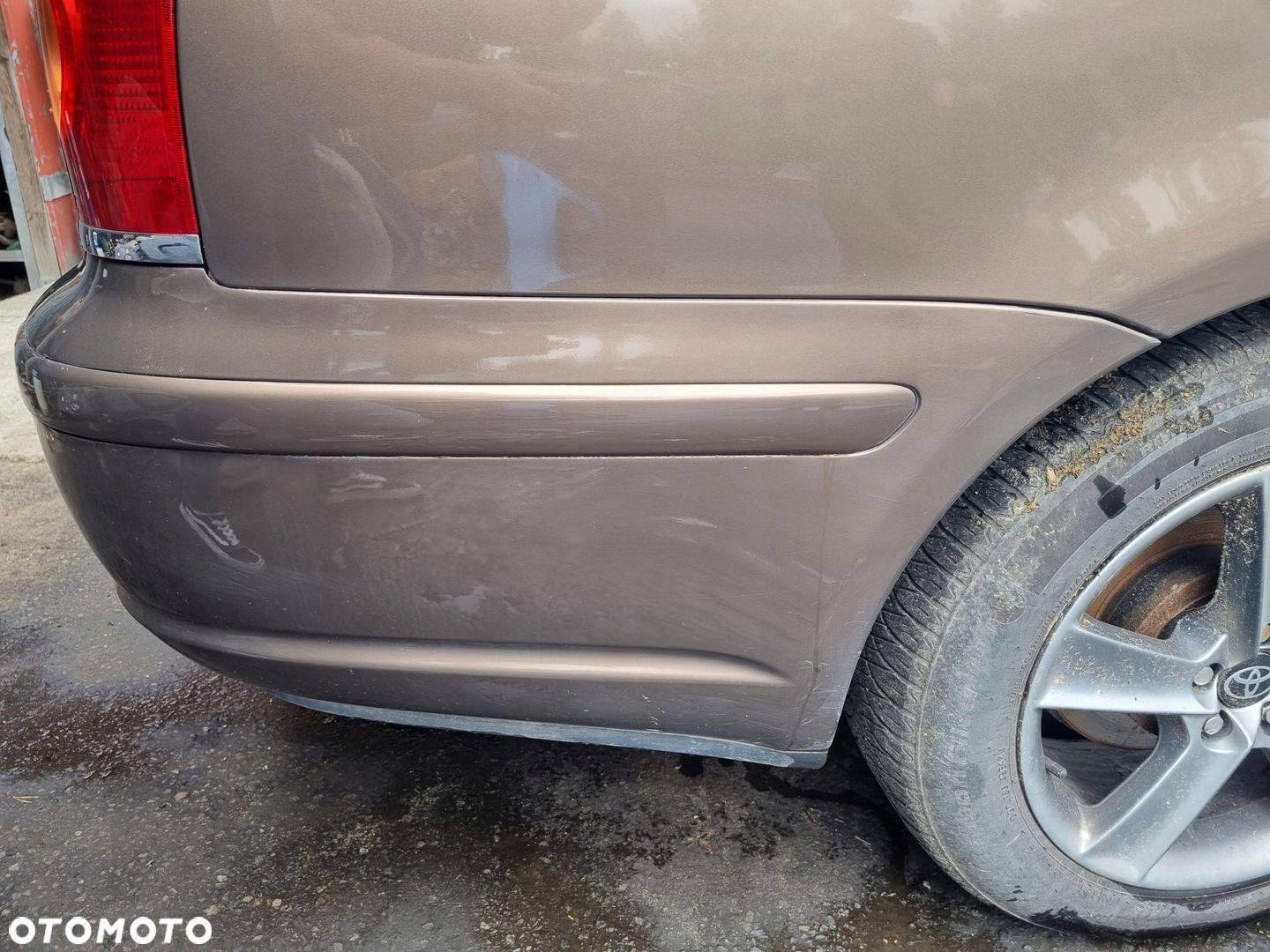 TOYOTA AVENSIS II T25 03-06 2005 r. KOMBI 4Q9 ZDERZAK TYŁ TYLNY - 7