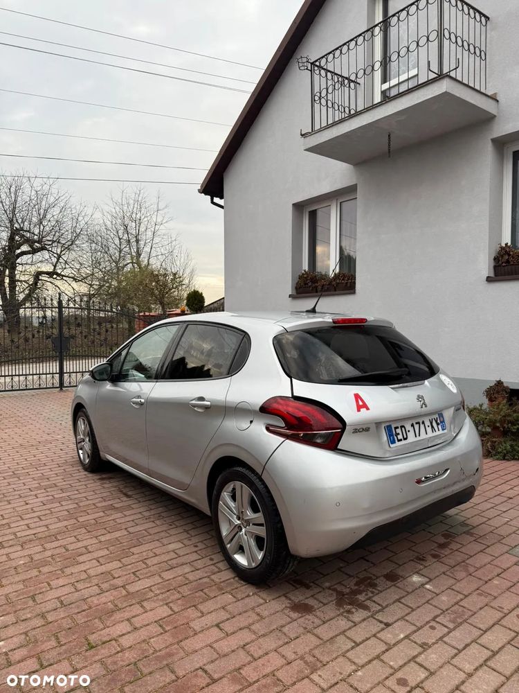 Peugeot 208 PureTech 82 Allure - 11