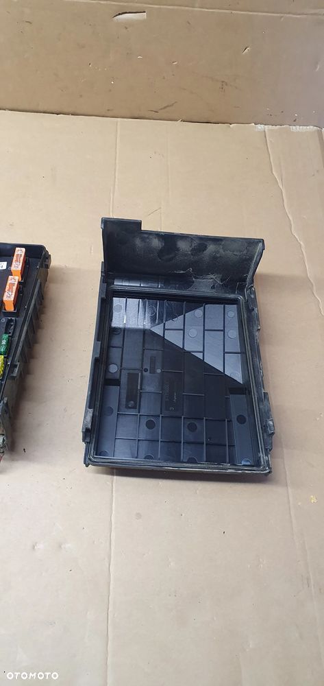 Skrzynka bezpieczników VW Passat B6 3C0937125 1K0937132F - 6