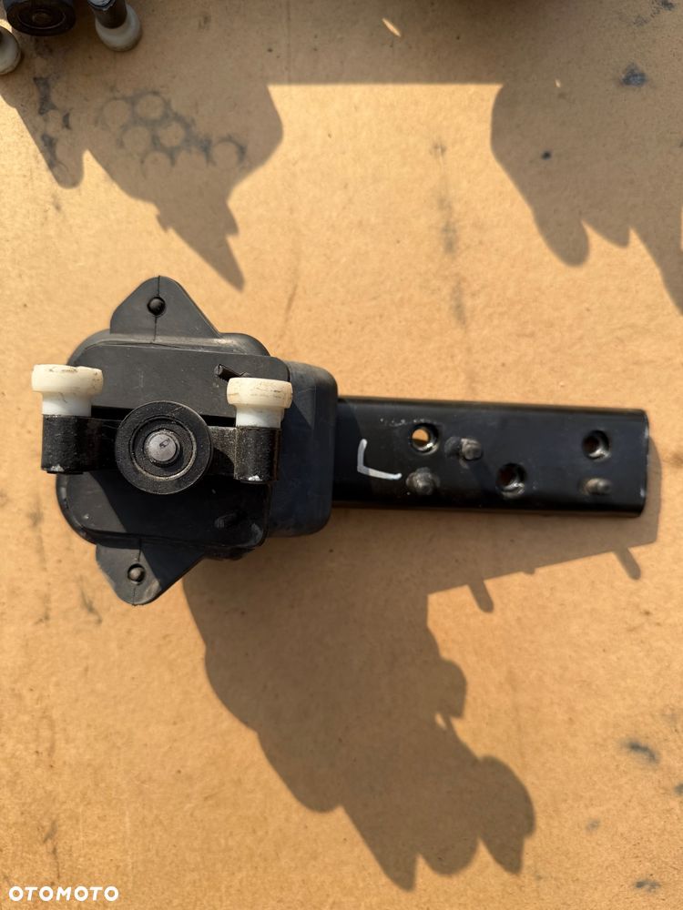 Rolka środkowa drzwi bocznych lewych Renault Master III 777659426R - 1