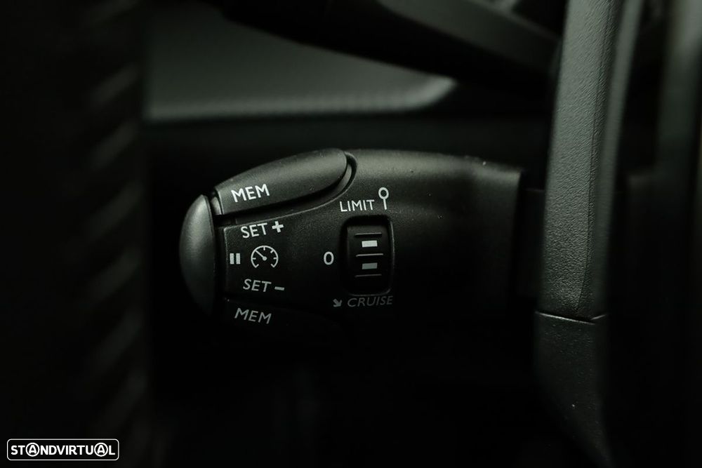 Peugeot 2008 1.2 PureTech Allure - 17