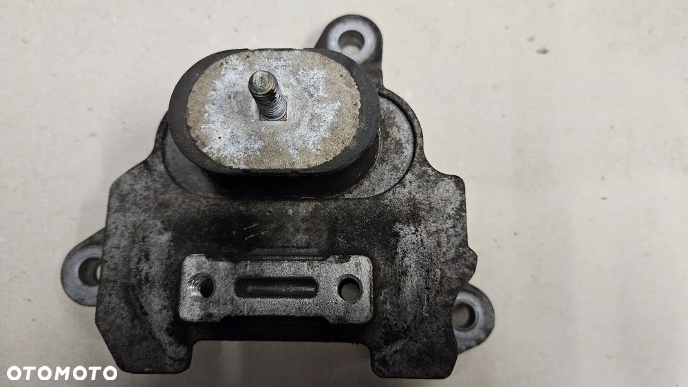 Audi A4 B8 1.8 TFSI poduszka pod skrzynię biegów 8K0399115R - 1