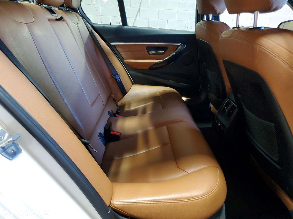 BMW Seria 3 330i xDrive - 11