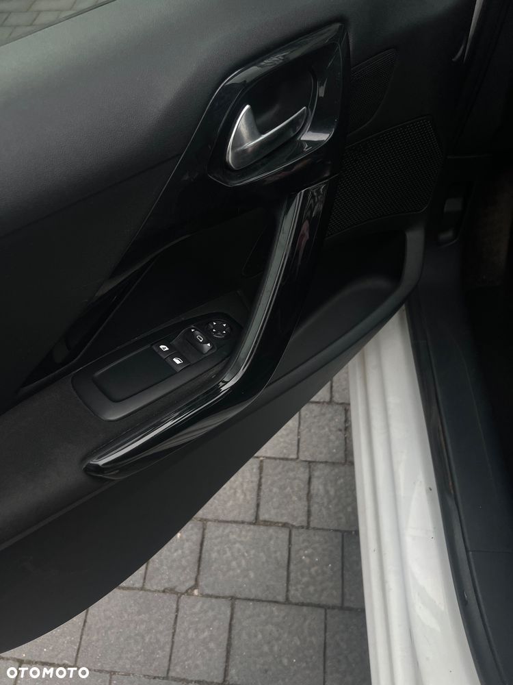 Peugeot 208 - 13