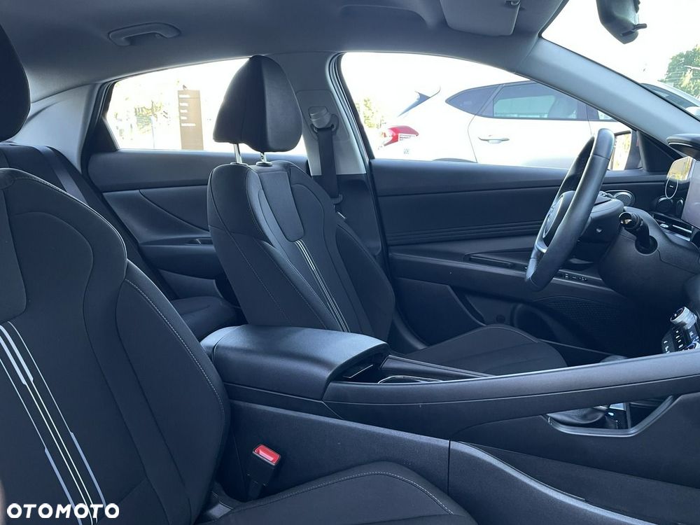 Hyundai Elantra - 17