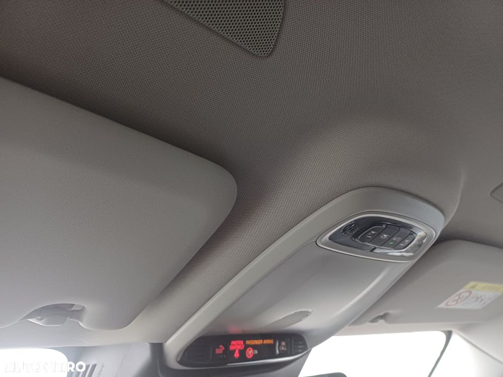 Volvo V60 B4 MHEV AT8 FWD Momentum Pro - 24