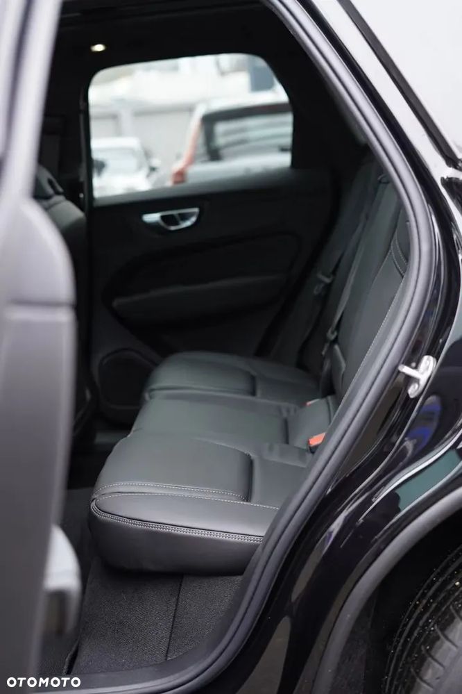 Volvo XC 60 B5 B AWD Plus Black Edition - 32