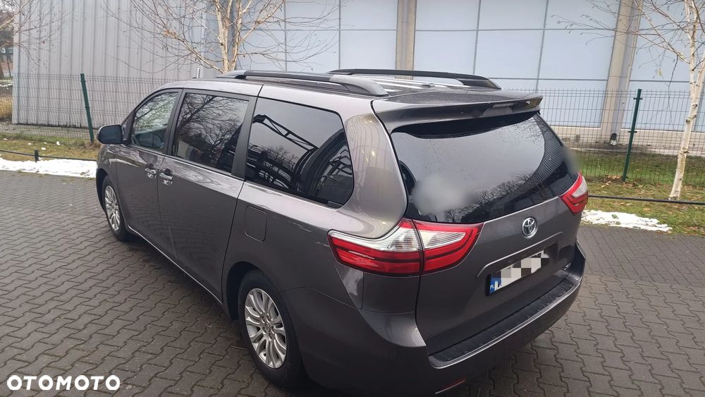 Toyota Sienna - 4