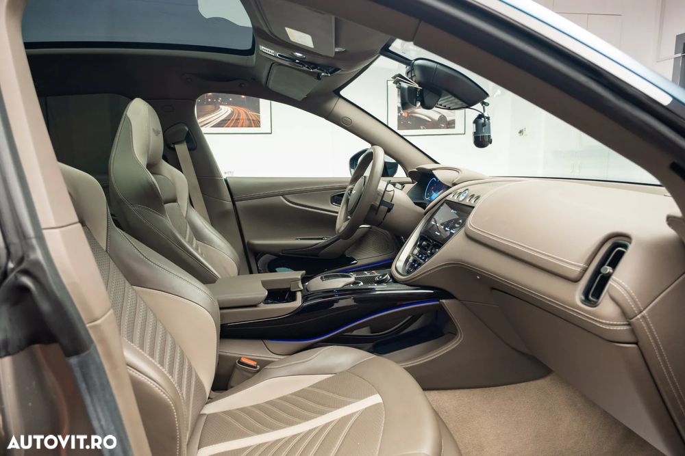Aston Martin DBX - 12