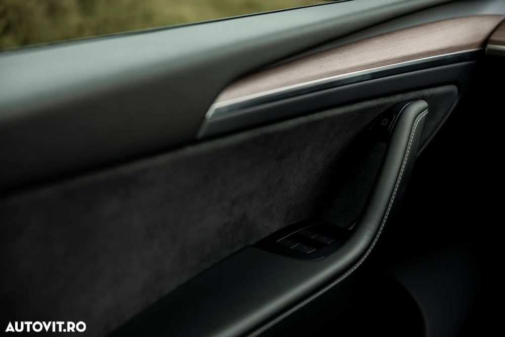 Tesla Model Y Performance Dual Motor AWD - 19