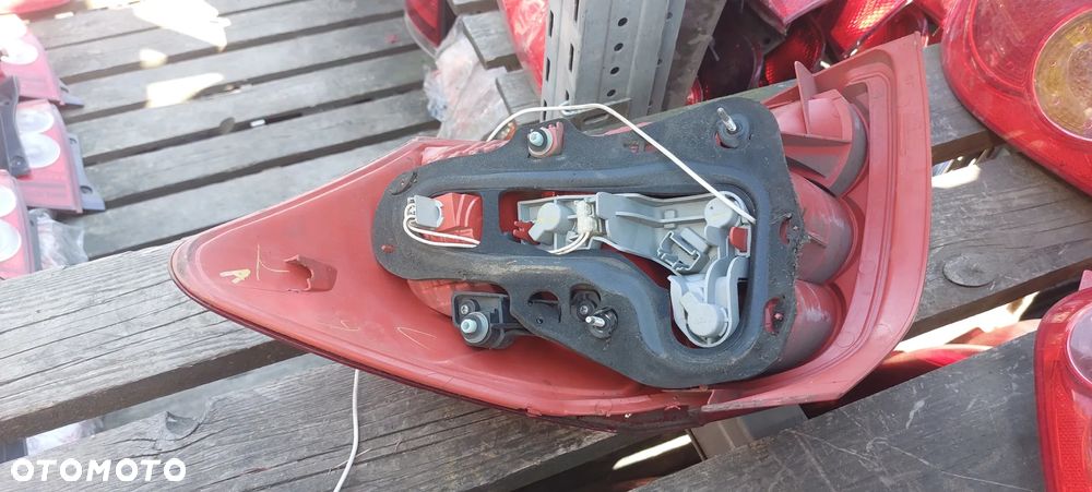 .  TYL TYLNA LAMPA LEWA TOYOTA AURIS HB 5D - 4