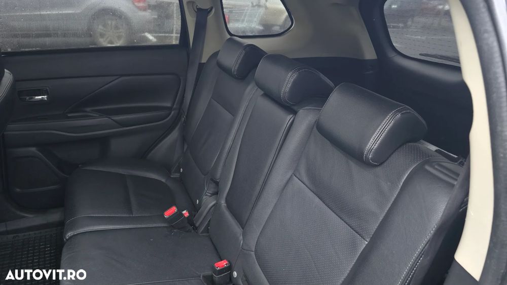 Mitsubishi Outlander 2.0 4WD Plug-In Hybrid Top - 16