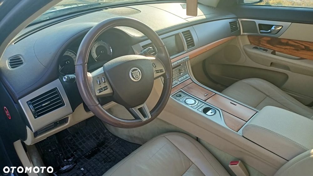 Jaguar XF 2.7 V6 D Luxury - 7