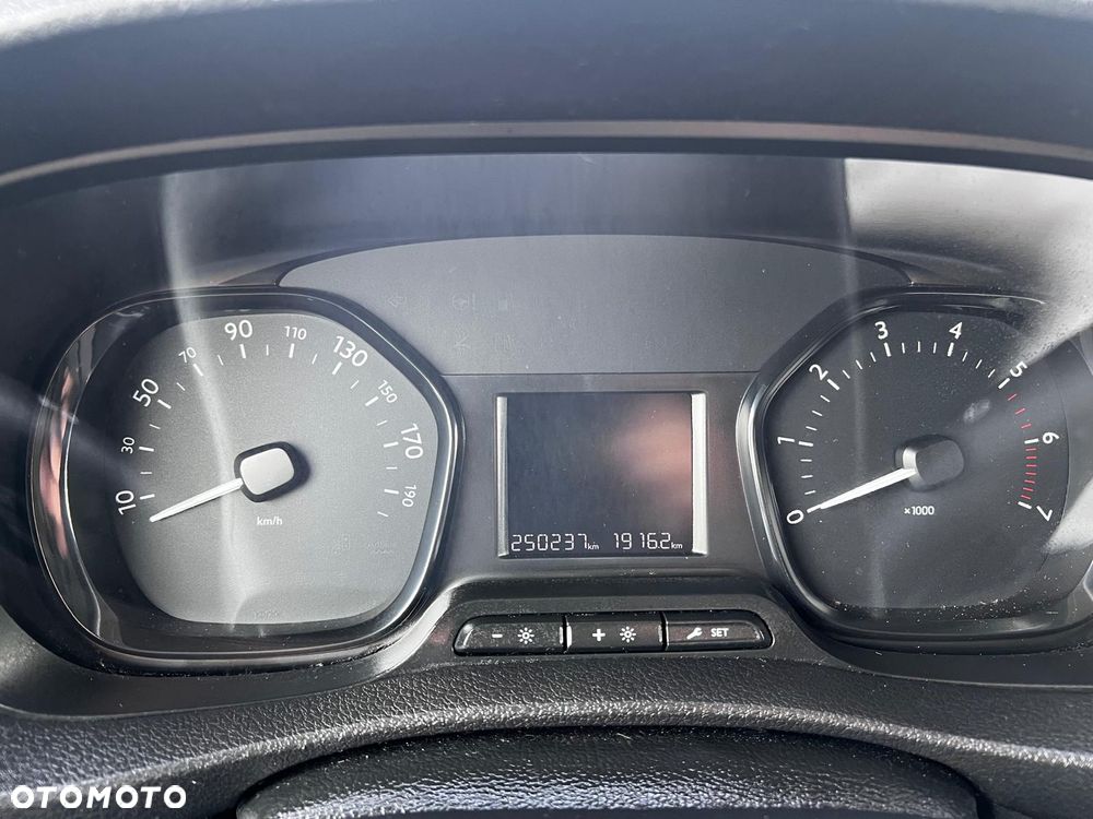 Opel Vivaro Chłodnia L2 - 16