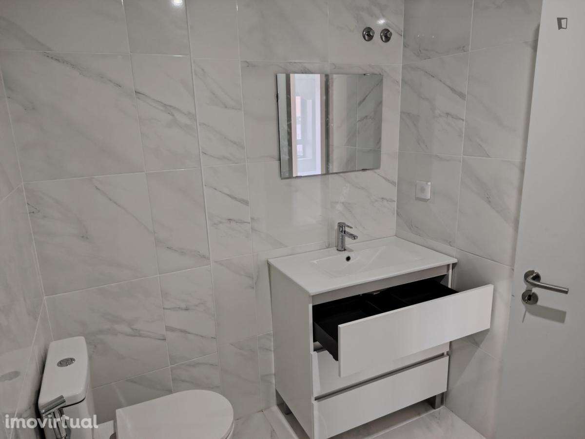 Quarto - localizado em Lordelo do Ouro Porto - Grande imagem: 5/8