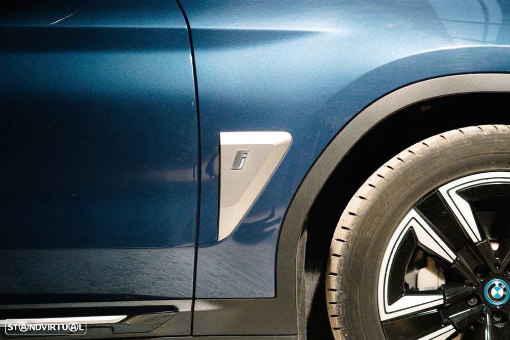 BMW iX3 - 11