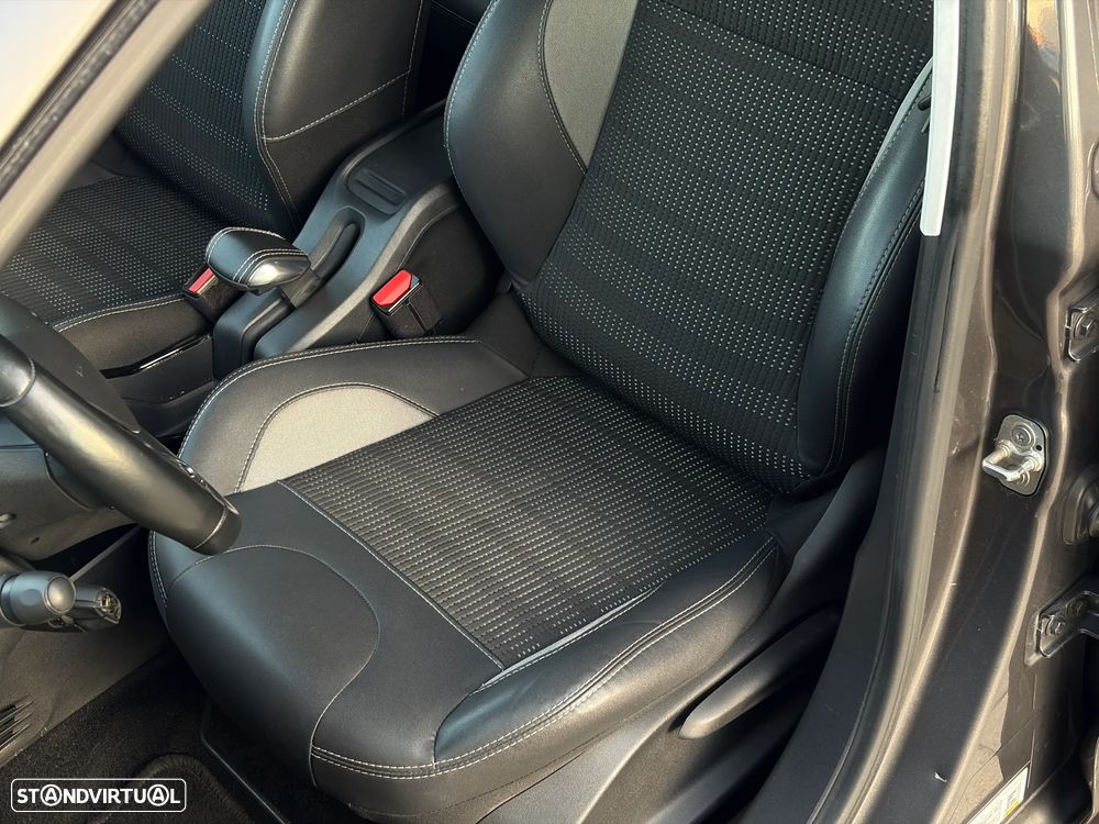 Peugeot 2008 1.2 PureTech Allure EAT6 - 17