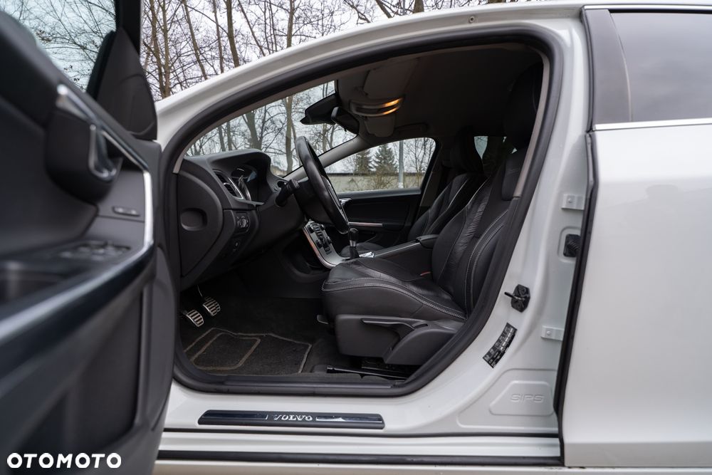 Volvo V60 D3 R-Design - 16