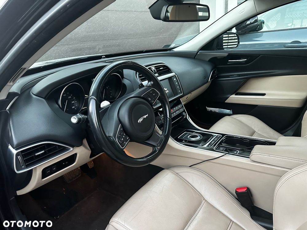 Jaguar XE 2.0 T Prestige - 6