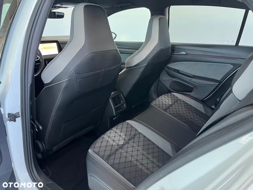 Volkswagen Golf - 33