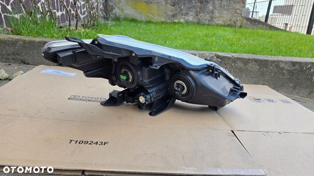 Toyota Prius Plus  12-16 Lampa Przód Przednia Lewa Oryginał - 4