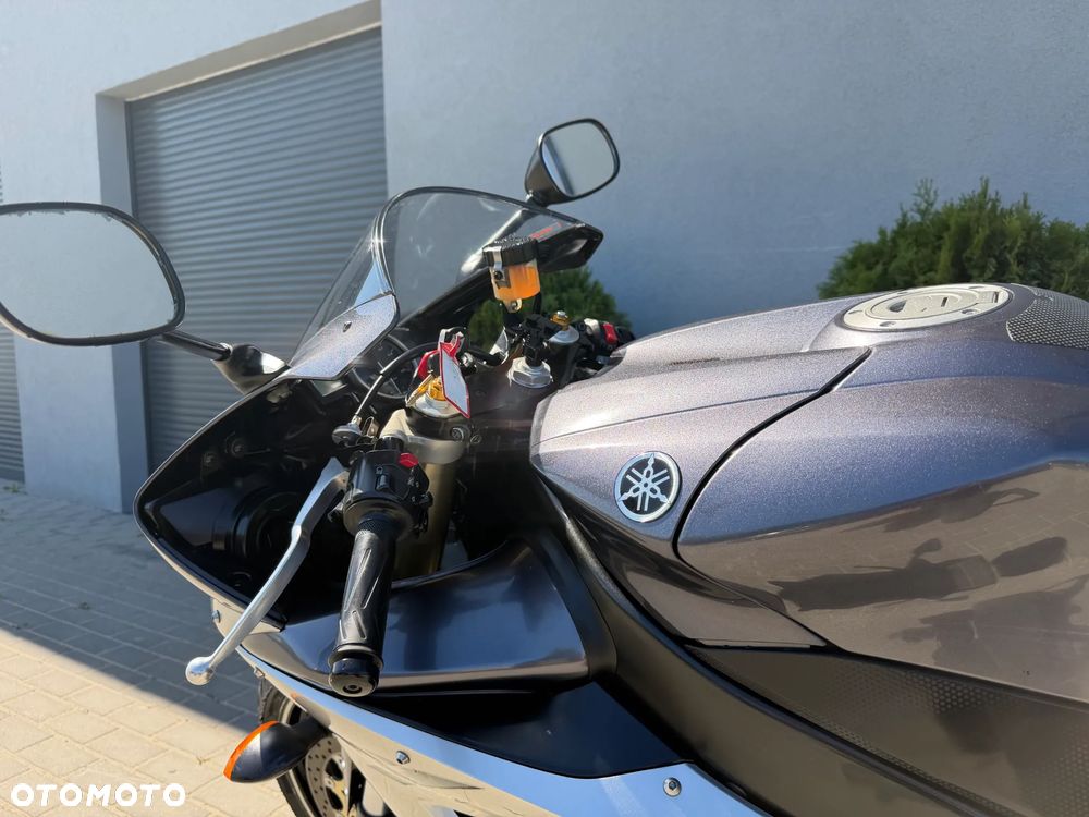 Yamaha R1 - 32