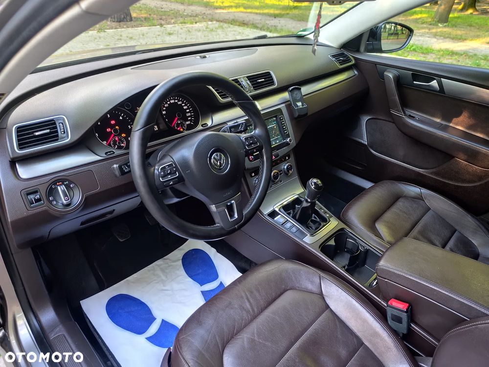 Volkswagen Passat 2.0 TDI DPF BlueMotion Technology Highline - 39