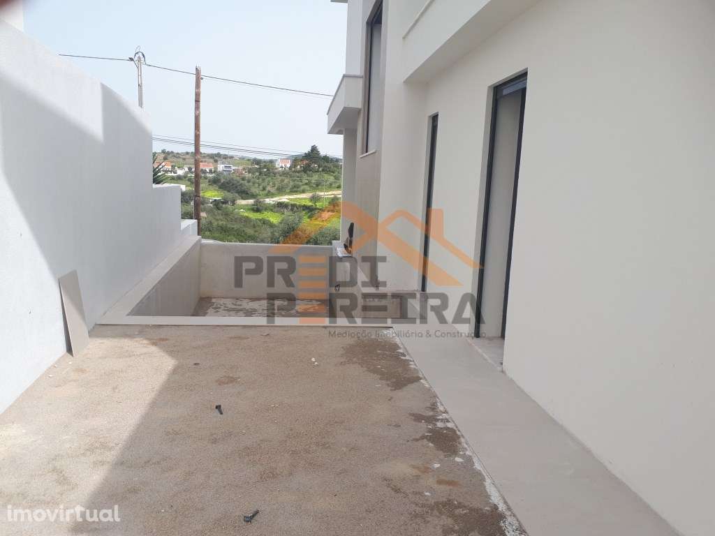 Situada em Santa Iria da Azóia, moradia T5 com piscina aquecida e r... - Grande imagem: 4/14