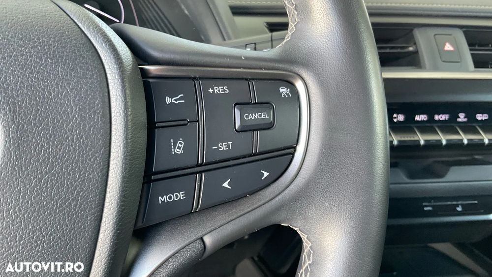 Lexus UX 250h FWD Executive - 33