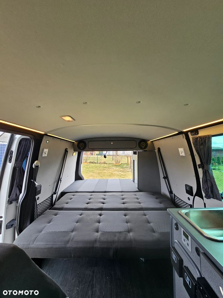 Volkswagen Caravelle - 14