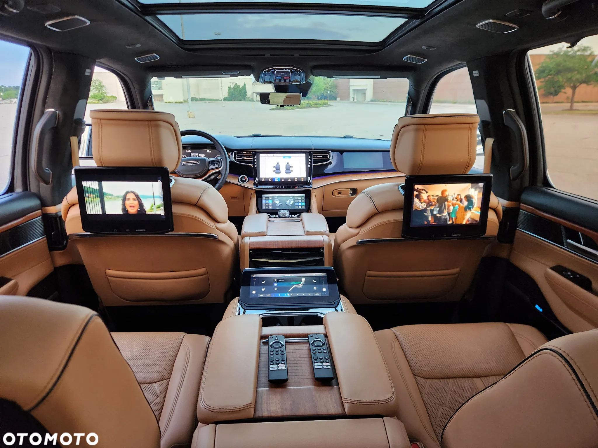 Jeep Grand Wagoneer - 36