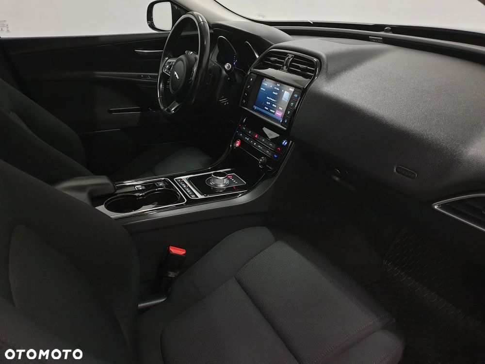 Jaguar XE 2.0 D Prestige - 38