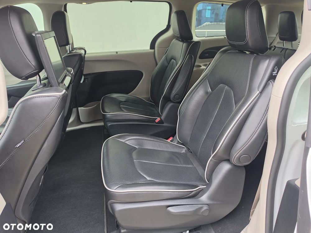 Chrysler Pacifica - 16