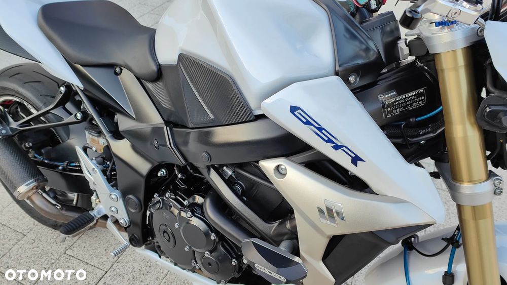 Suzuki GSR - 3