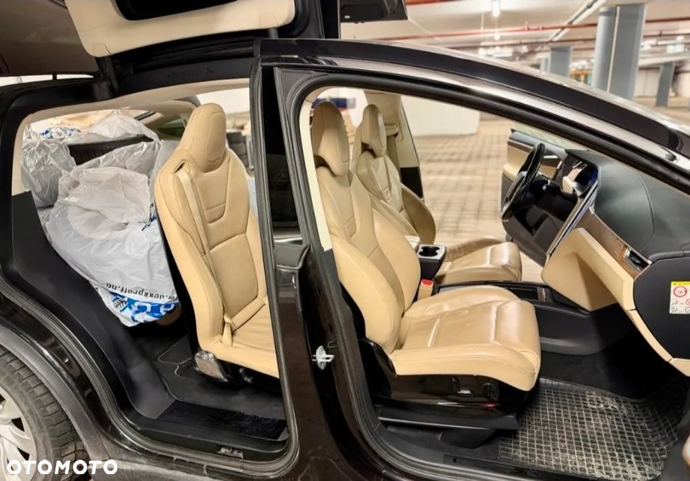 Tesla Model X - 20