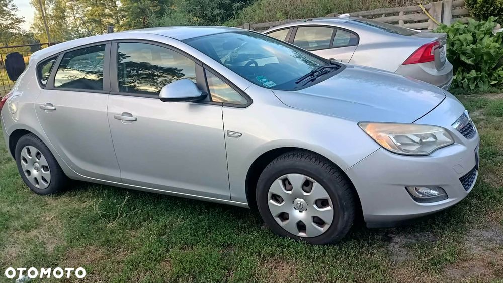 Opel Astra 2010 photo 3