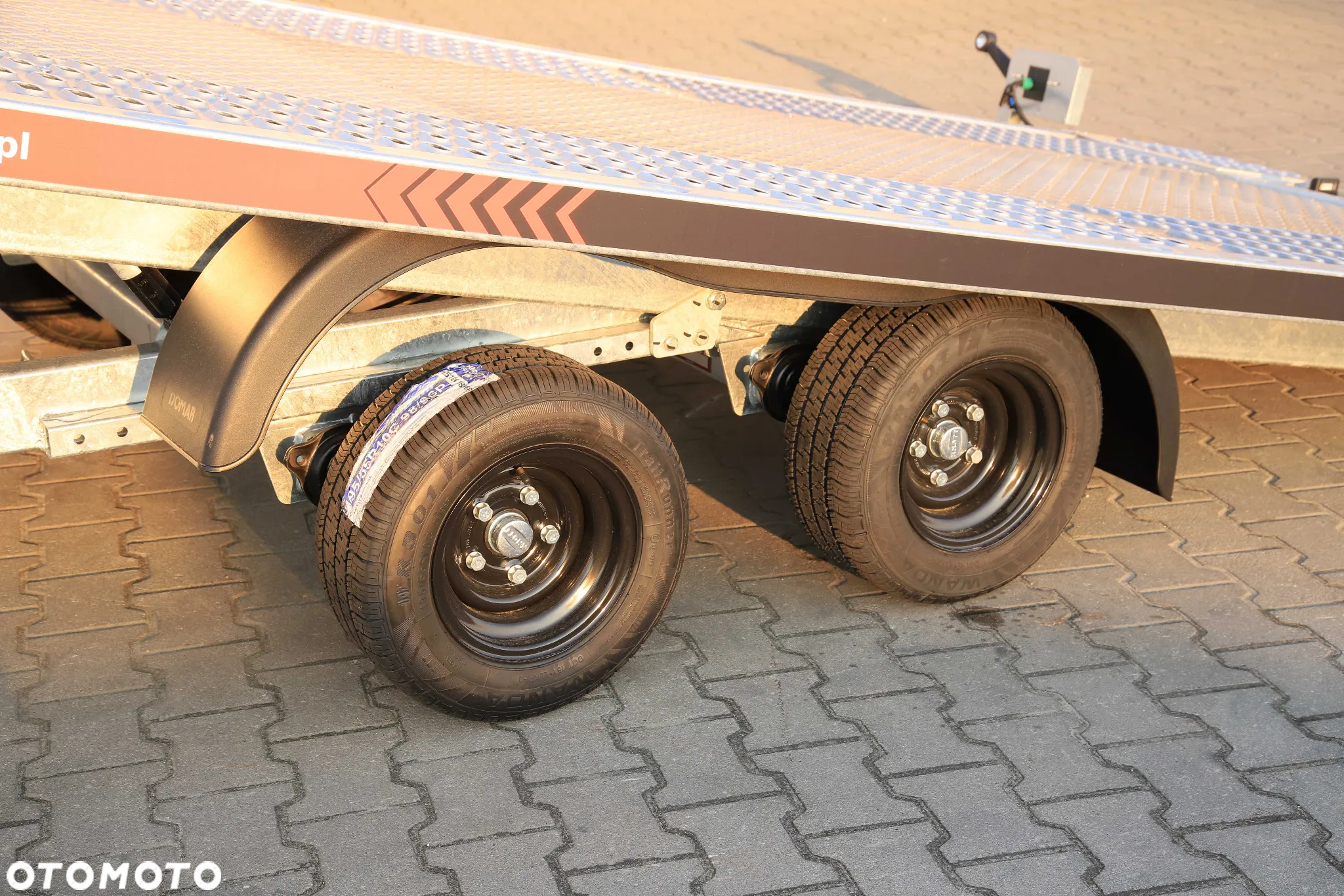 Lorries Lorries PLI27-4521 4.5 x 2 Wypełnienie alu ryfel Zintegrowane Podjazdy Uchylna Grawitacyjnie DMC 2700KG Full LED - 16