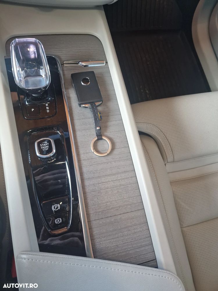 Volvo XC 60 B5 AT AWD MHEV Ultra Dark - 24