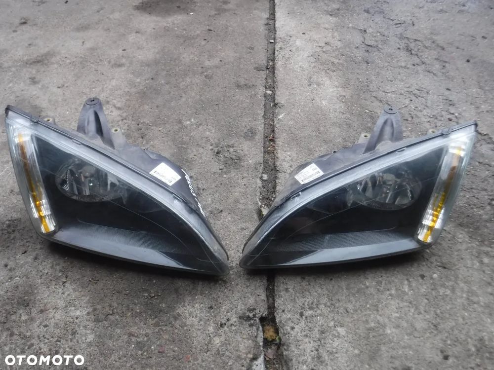Ford Focus MK2 lampa przod czarna ciemna  EUROPA - 1
