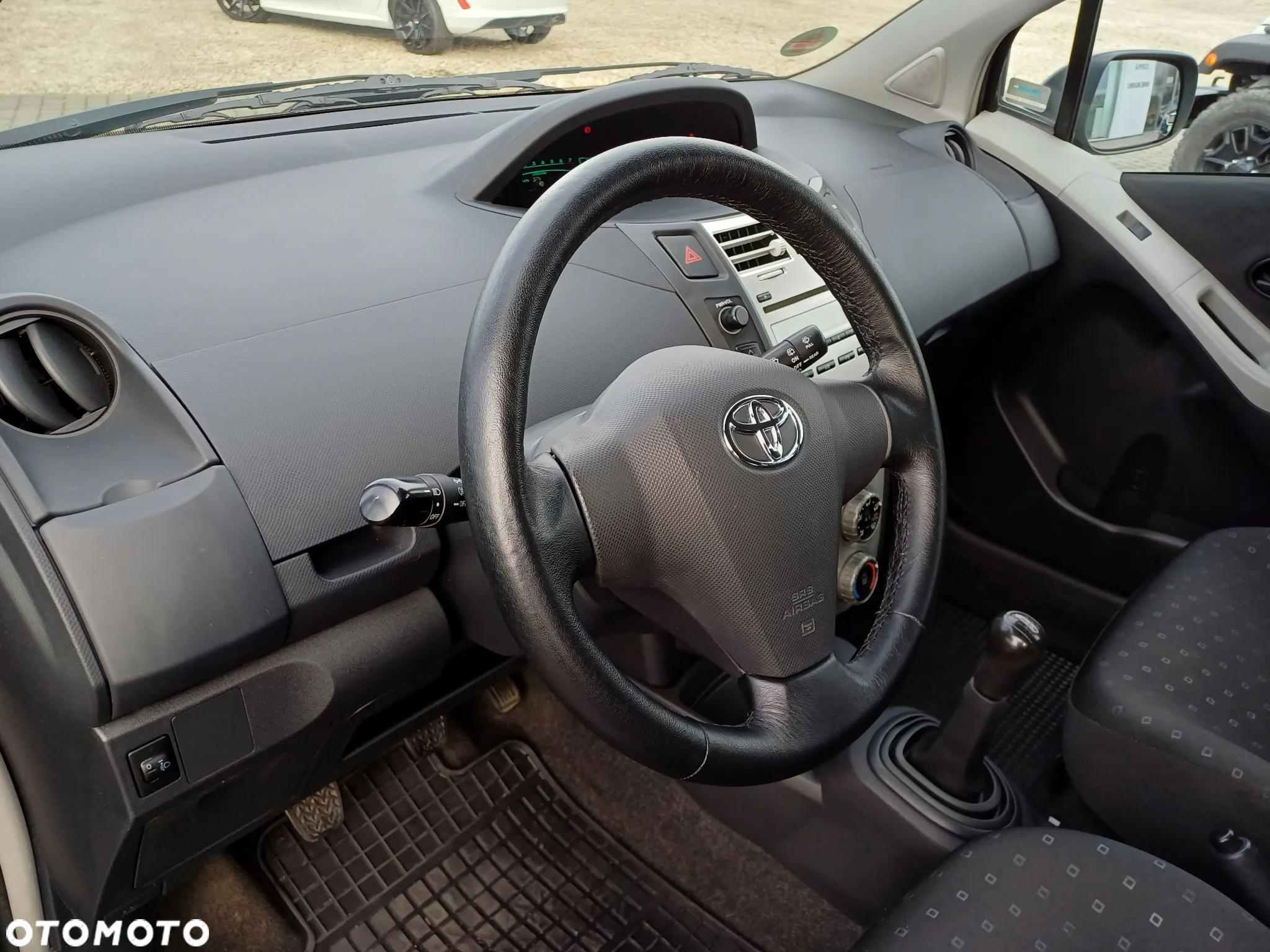 Toyota Yaris 1.3 Luna A/C - 12