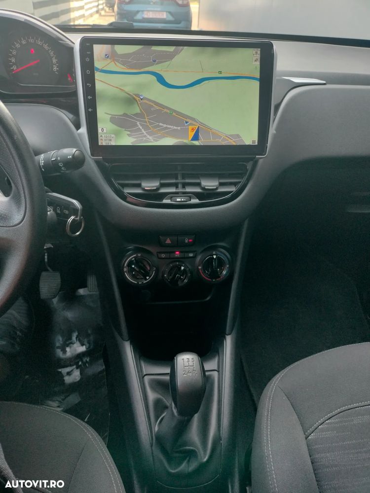 Peugeot 208 - 8